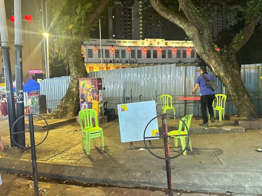 Penguatkuasa DBKL: 'Satu Permainan Tiada Penghujung, Kami Rampas, Mereka Ada Back Up' 4 Penguatkuasa DBKL: 'Satu Permainan Tiada Penghujung, Kami Rampas, Mereka Ada Back Up'