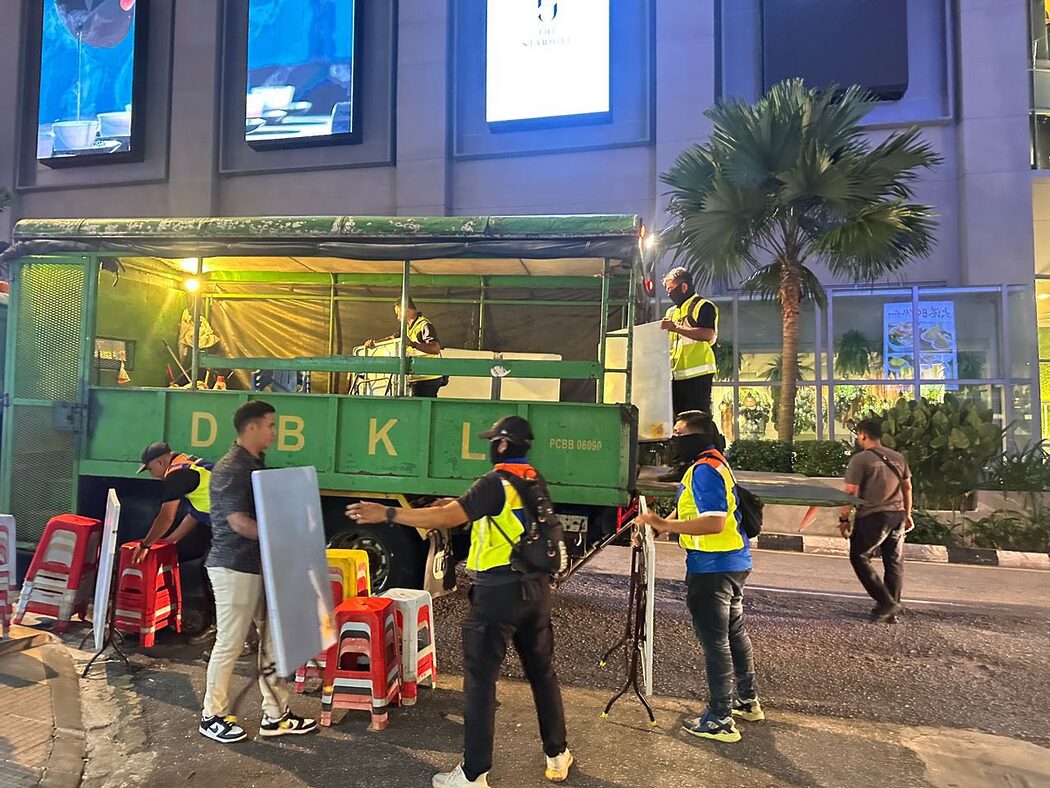Penguatkuasa DBKL: 'Satu Permainan Tiada Penghujung, Kami Rampas, Mereka Ada Back Up' 2 Penguatkuasa DBKL: 'Satu Permainan Tiada Penghujung, Kami Rampas, Mereka Ada Back Up'