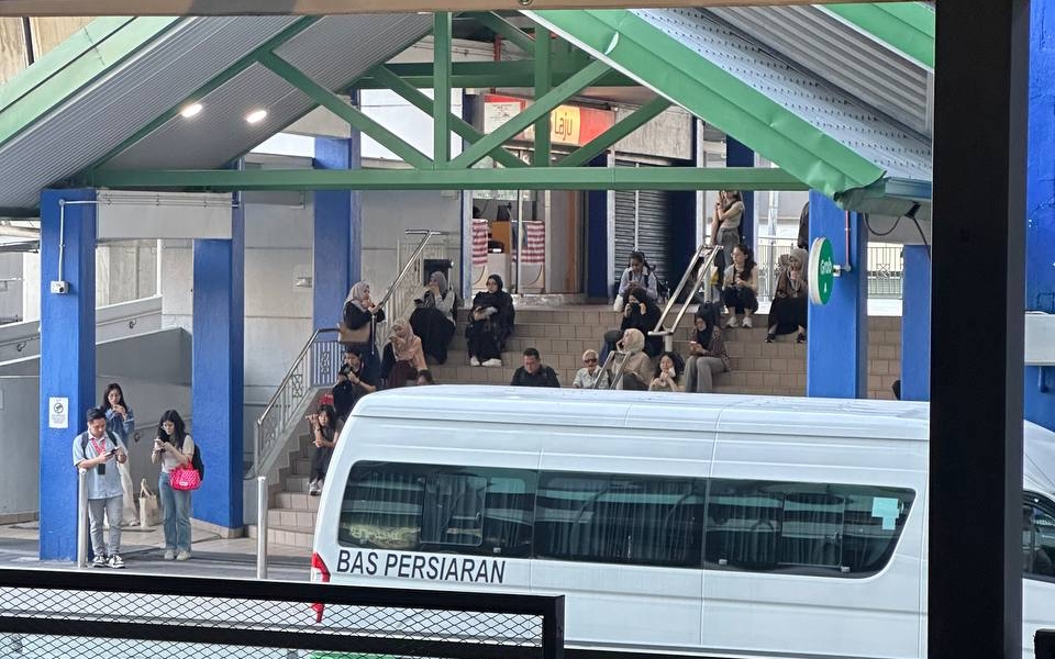 Ramai Lewat Ke Pejabat Hari Ini, Rapid KL Kongsi Punca Perkhidmatan LRT Tergendala 2 Ramai Lewat Ke Pejabat Hari Ini, Rapid KL Kongsi Punca Perkhidmatan LRT Tergendala