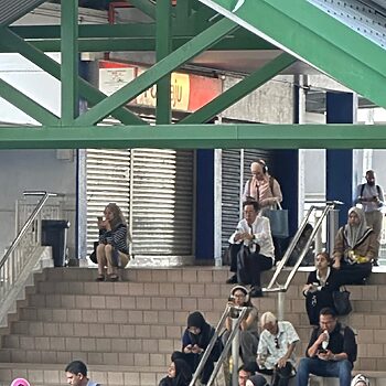Ramai Lewat Ke Pejabat Hari Ini, Rapid KL Kongsi Punca Perkhidmatan LRT Tergendala