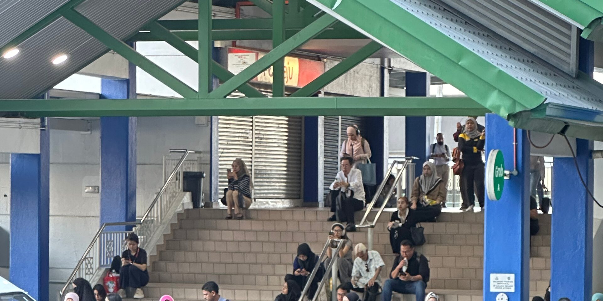 Ramai Lewat Ke Pejabat Hari Ini, Rapid KL Kongsi Punca Perkhidmatan LRT Tergendala