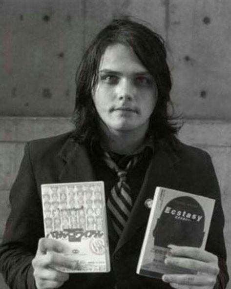 My Chemical Romance: Fenomena Budaya, Nostalgia & Peneman Generasi 2000-an 3 My Chemical Romance: Fenomena Budaya, Nostalgia & Peneman Generasi 2000-an
