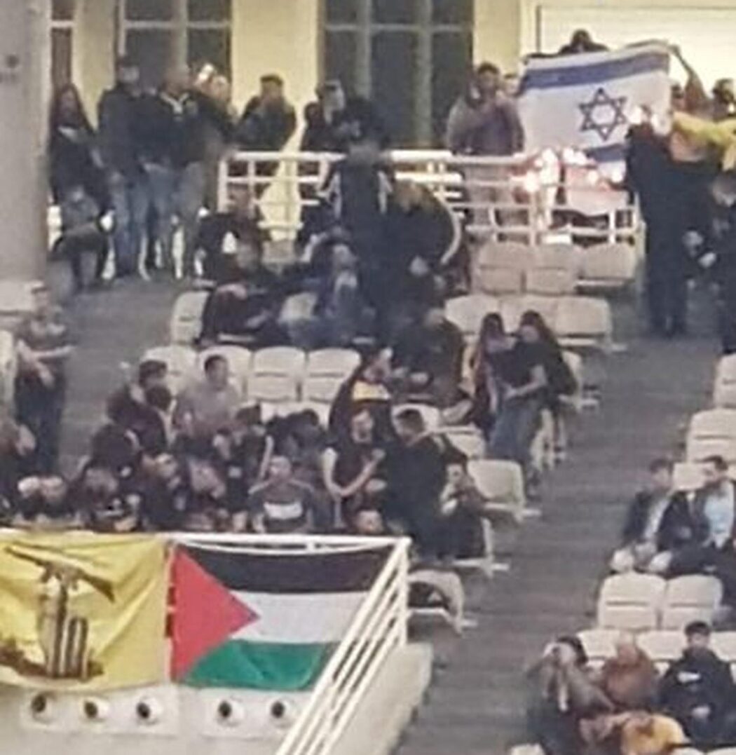 Kelab Greece Ini Berdepan Hukuman UEFA Kerana Penyokongnya Kibar Bendera Palestin & Carutkan Penyokong Hapoel 3 Kelab Greece Ini Berdepan Hukuman UEFA Kerana Penyokongnya Kibar Bendera Palestin & Carutkan Penyokong Hapoel