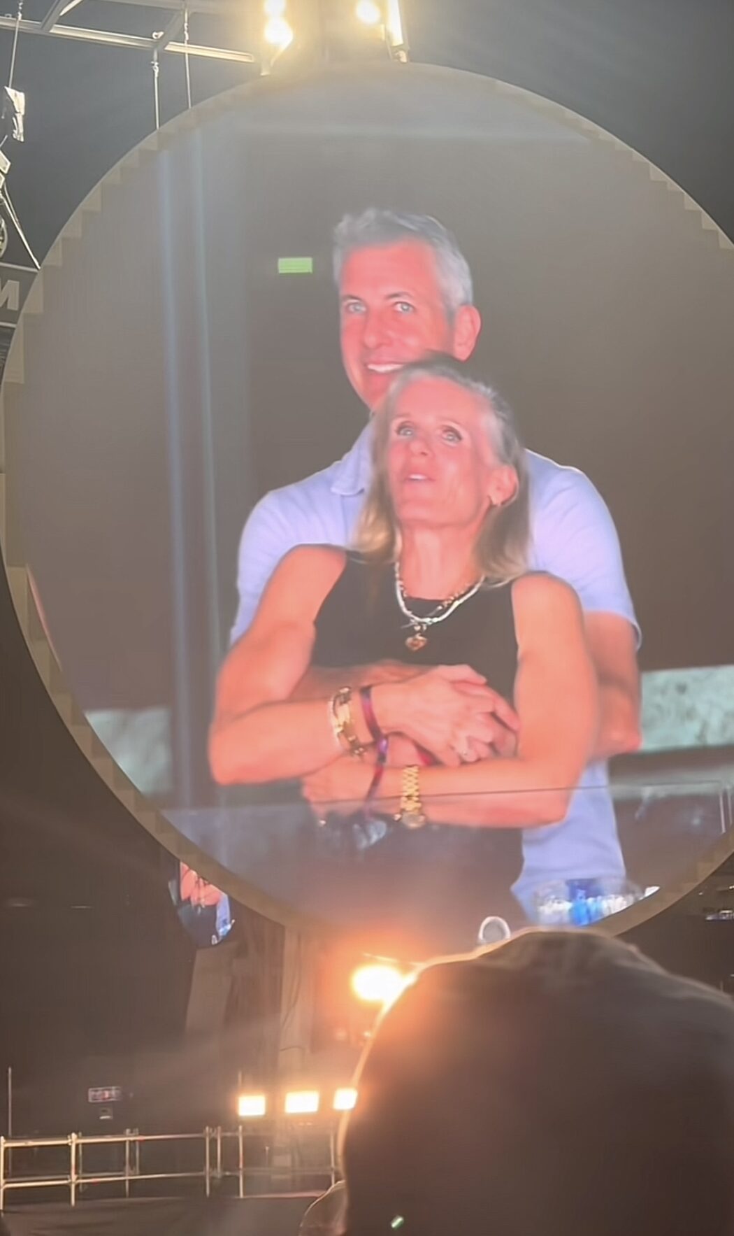 CEO Kantoi Peluk ‘Skandal’ Semasa Konsert Coldplay