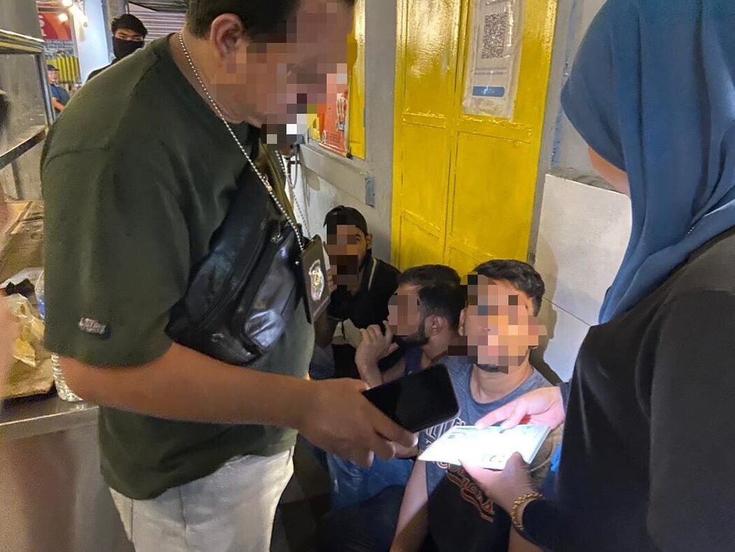‘Saya Bukan Penjenayah’ - Tauke Pakistan Meraung, Kedai Diserbu Imigresen & DBKL 2 ‘Saya Bukan Penjenayah’ - Tauke Pakistan Meraung, Kedai Diserbu Imigresen & DBKL