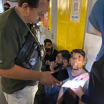 ‘Saya Bukan Penjenayah’ - Tauke Pakistan Meraung, Kedai Diserbu Imigresen & DBKL 2 ‘Saya Bukan Penjenayah’ - Tauke Pakistan Meraung, Kedai Diserbu Imigresen & DBKL