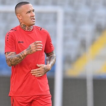 Mengimbau Detik Radja Nainggolan Disingkirkan Daripada Pasukan, 'Kantoi' Hisap Vape Di Bangku Simpanan 2 Radja Nainggolan