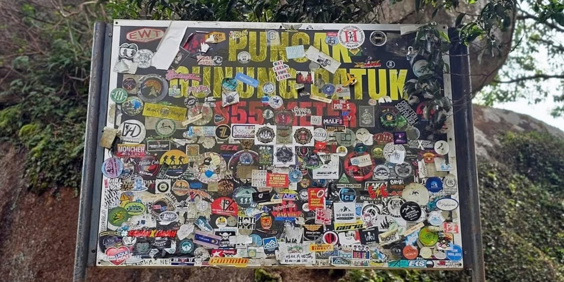 'Monyet Pun Geleng Kepala' – Azhan Rani Tegur Geng 'Hiking' Buat Vandalism Di Puncak Gunung Datuk