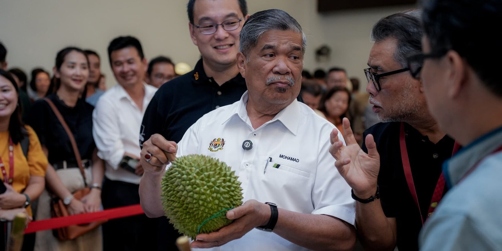 'Pihak Hotel Digesa Benarkan Tetamu Makan Durian' – Mat Sabu