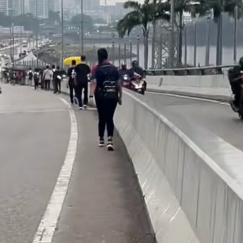 Ribuan 'Pejuang SGD' Berjalan Kaki Masuk Singapura, Kenapa Pemandu Bas Mogok? 5 Ribuan 'Pejuang SGD' Berjalan Kaki Masuk Singapura, Kenapa Pemandu Bas Mogok?