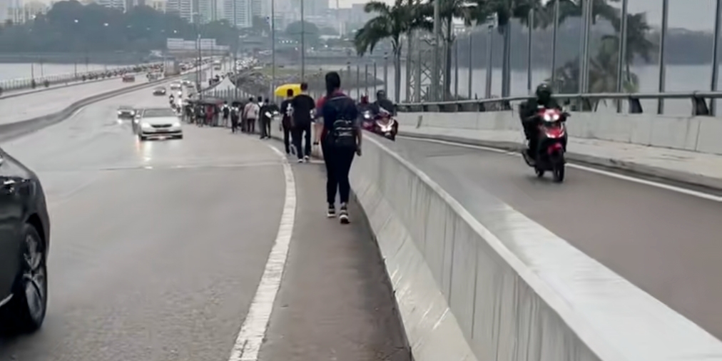 Ribuan 'Pejuang SGD' Berjalan Kaki Masuk Singapura, Kenapa Pemandu Bas Mogok?