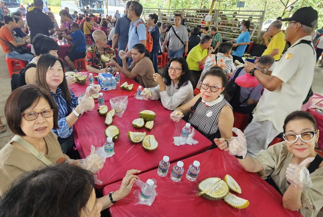Laku Keras, Rakyat Singapura Berebut Ikut Ahli Politik Seberang Malaysia Makan Bufet Durian Musang King