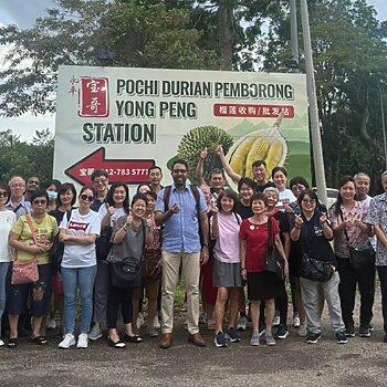 Laku Keras, Rakyat Singapura Berebut Ikut Ahli Politik Seberang Malaysia Makan Bufet Durian Musang King 4 Laku Keras, Rakyat Singapura Berebut Ikut Ahli Politik Seberang Malaysia Makan Bufet Durian Musang King