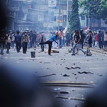 Demonstrasi Indonesia Makin Panas, 'Rider' Maut Dalam Insiden Libat Kenderaan Polis 6 Demonstrasi