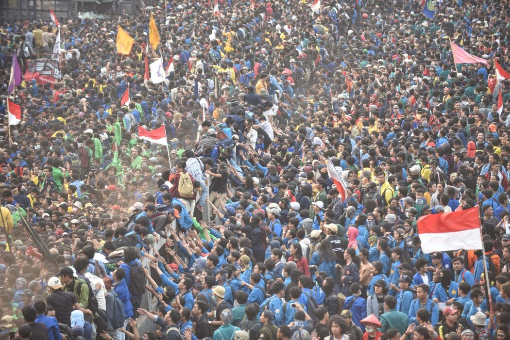 Demonstrasi Indonesia Makin Panas, 'Rider' Maut Dalam Insiden Libat Kenderaan Polis 3 Demonstrasi