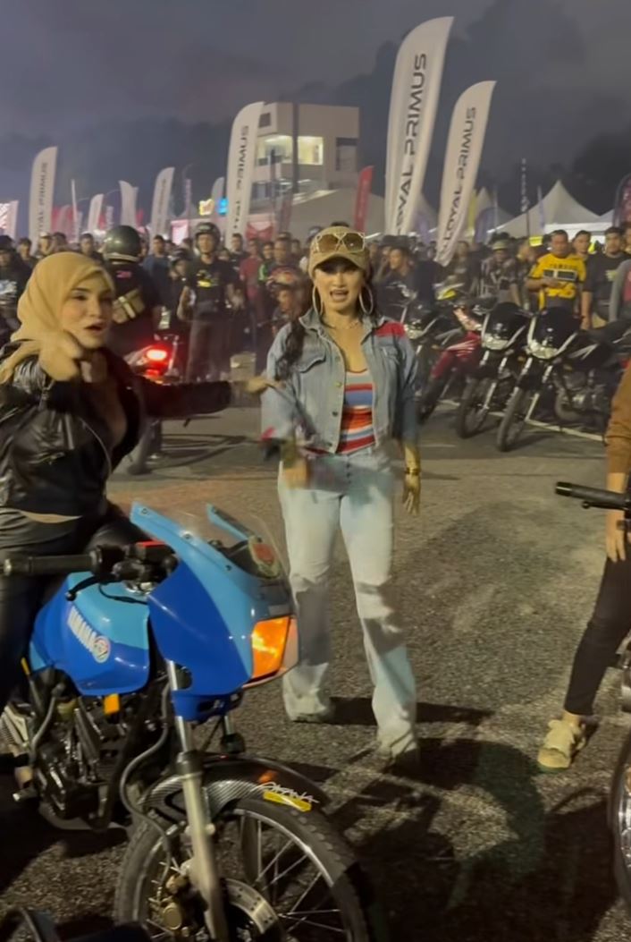 Influencer Wanita Ini Dikecam Adakan Perlawanan Asap Tebal Disaksikan Lautan Penunggang RXZ 3 Influencer Wanita Ini Dikecam Adakan Perlawanan Asap Tebal Disaksikan Lautan Penunggang RXZ