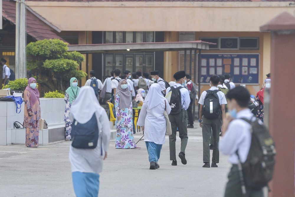 'Bahagi, Darab Pun Tak Pandai' - Guru Ini Kongsi Realiti Pahit Pelajar Sekolah 2 Guru