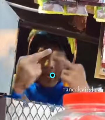 Viral Lelaki Nak Berhutang Dengan Gaya Kutip Hutang, Dakwa Polis Belakang Tapak Kakinya 2 Viral Lelaki Nak Berhutang Dengan Gaya Kutip Hutang, Dakwa Polis Belakang Tapak Kakinya