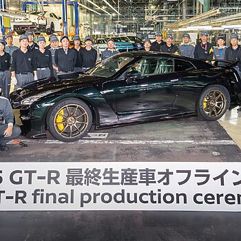 'Sayonara' – Unit Terakhir Nissan GT-R R35 Siap Keluar Dari Kilang 4 'Sayonara' – Unit Terakhir Nissan GT-R R35 Siap Keluar Dari Kilang