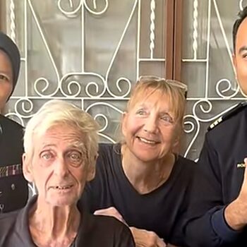 Warga Emas Switzerland Puji Penguat Kuasa JPJ Datang Rumah, Mudahkan Urusan Tukar Hak Milik Kenderaan 2 Warga Emas Switzerland Puji Penguat Kuasa JPJ Datang Rumah, Mudahkan Urusan Tukar Hak Milik Kenderaan