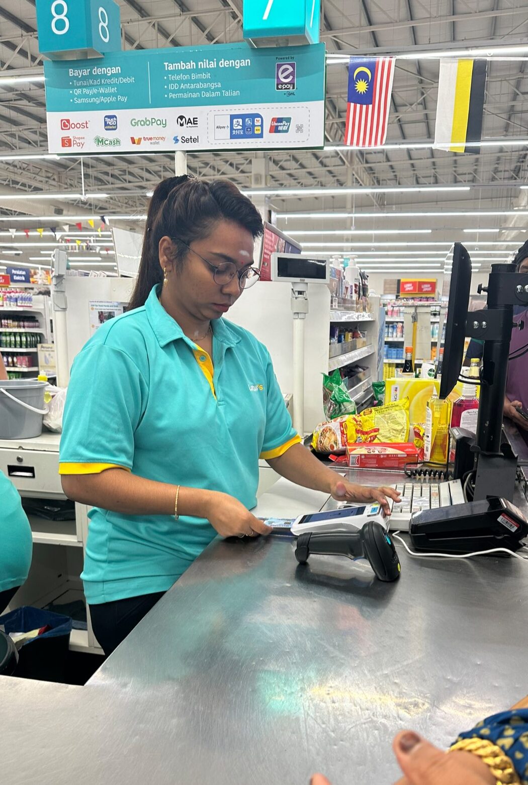 Juruwang Tular Kerana Sentiasa Tersenyum Mesra Layan Penerima Bantuan SARA Dapat Habuan 2 cashier