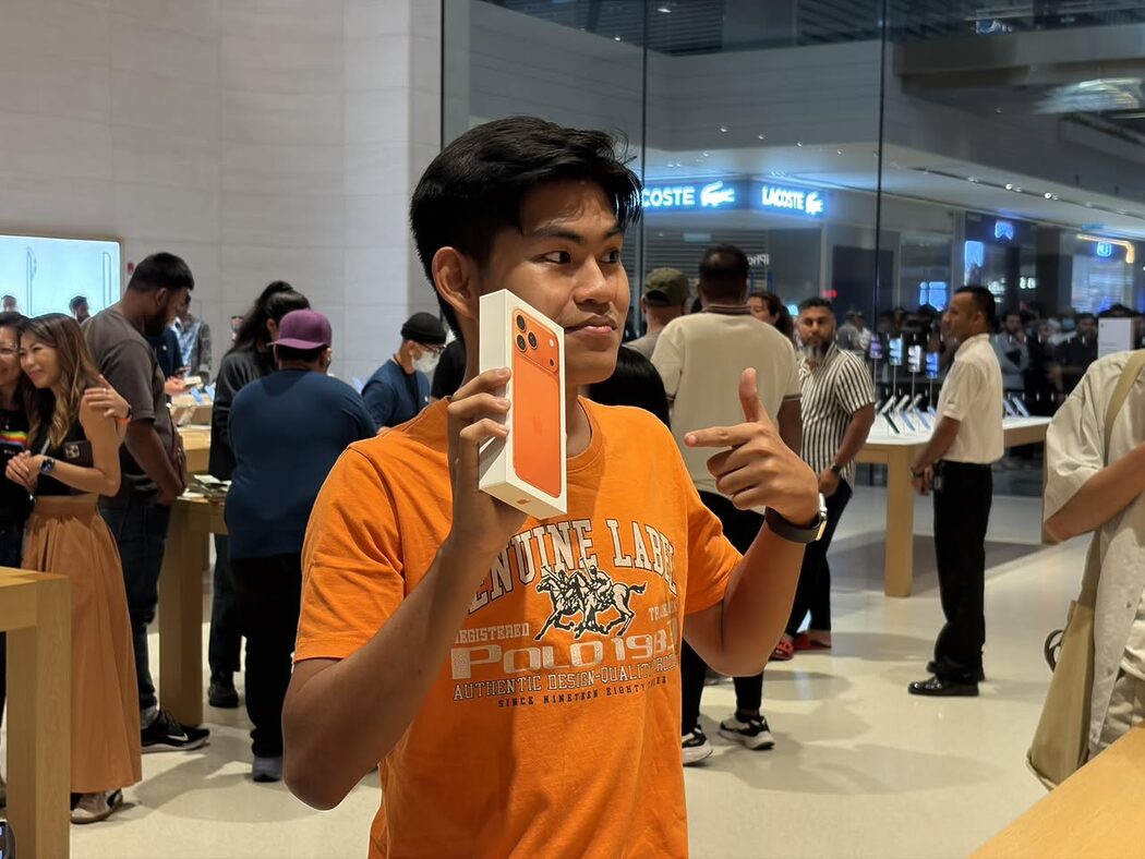 Penuntut Universiti Awam, Lelaki Dari Bangladesh Jadi Pembeli iPhone 17 Terawal Di Apple TRX