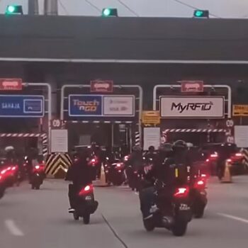Kumpulan Konvoi Motosikal Selamba Ramai Ramai Guna Laluan Tol 2 Kumpulan Konvoi Motosikal Selamba Ramai Ramai Guna Laluan Tol