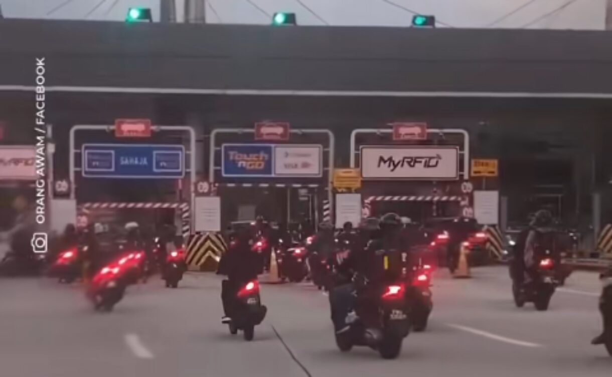 Kumpulan Konvoi Motosikal Selamba Ramai Ramai Guna Laluan Tol