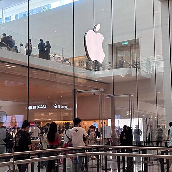 Penuntut Universiti Awam, Lelaki Dari Bangladesh Jadi Pembeli iPhone 17 Terawal Di Apple TRX