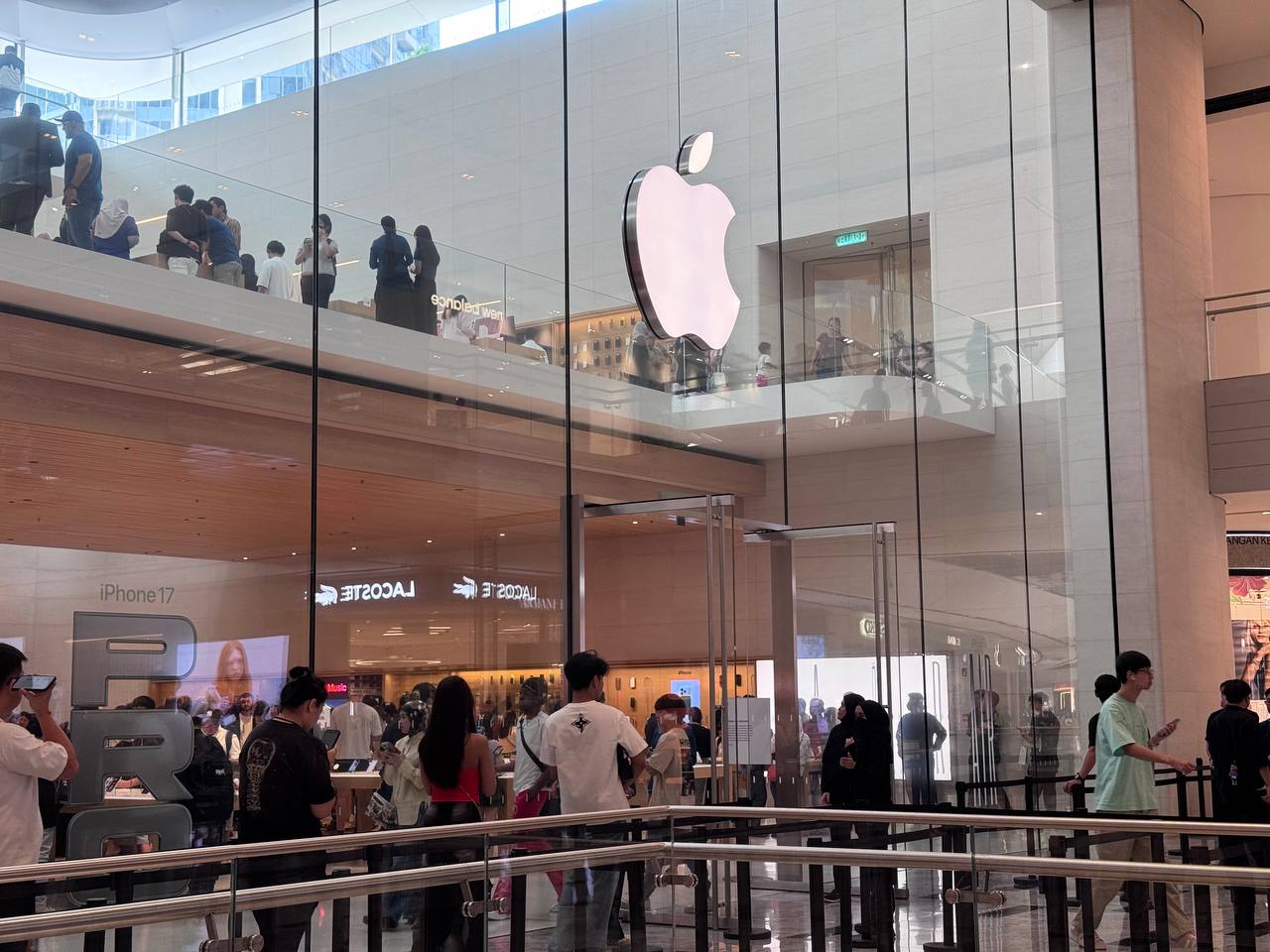 Penuntut Universiti Awam, Lelaki Dari Bangladesh Jadi Pembeli iPhone 17 Terawal Di Apple TRX