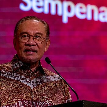 'Kena Terima Hakikat Bahasa Inggeris Penting Untuk Kejayaan Malaysia' – Anwar Ibrahim 2 Rakyat Indonesia