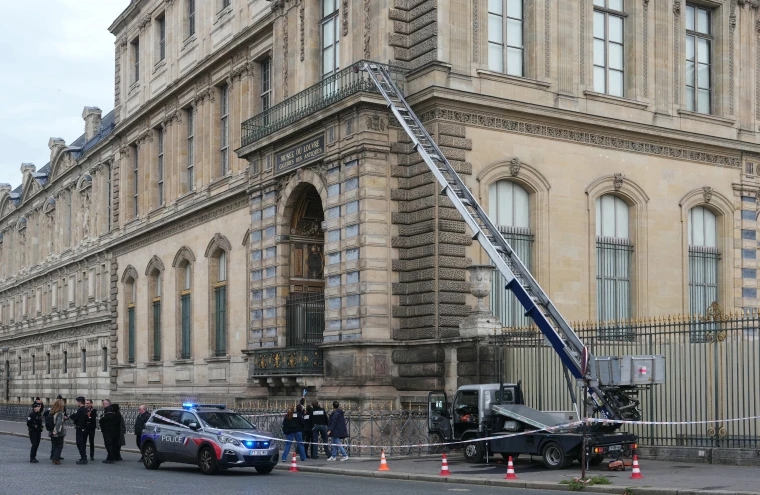 Rompakan '7 Minit' Di Muzium Louvre Paris, Permata Diraja Bernilai 'Tidak Terkira' Lesap 4 Rompakan '7 Minit' Di Muzium Louvre Paris, Permata Diraja Bernilai 'Tidak Terkira' Lesap