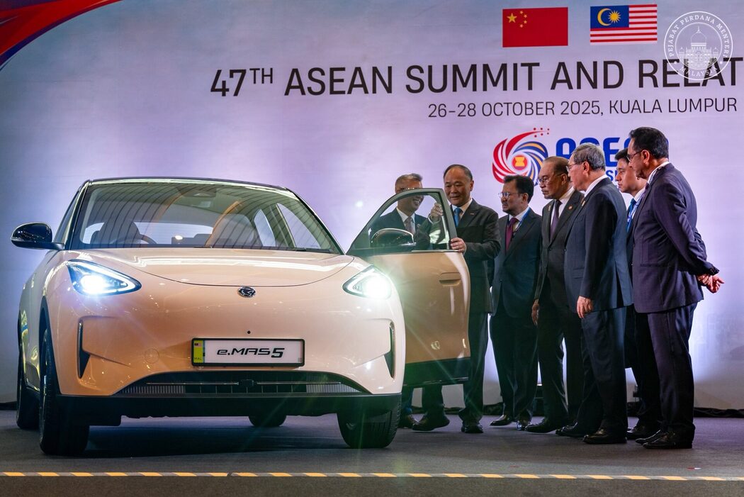 Sidang Kemuncak ASEAN: Anwar Ibrahim Beri Premier China Lihat Dua Model Baharu Proton