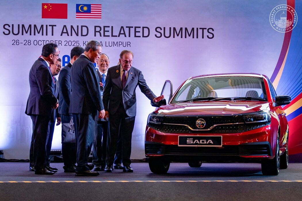 Sidang Kemuncak ASEAN: Anwar Ibrahim Beri Premier China Lihat Dua Model Baharu Proton
