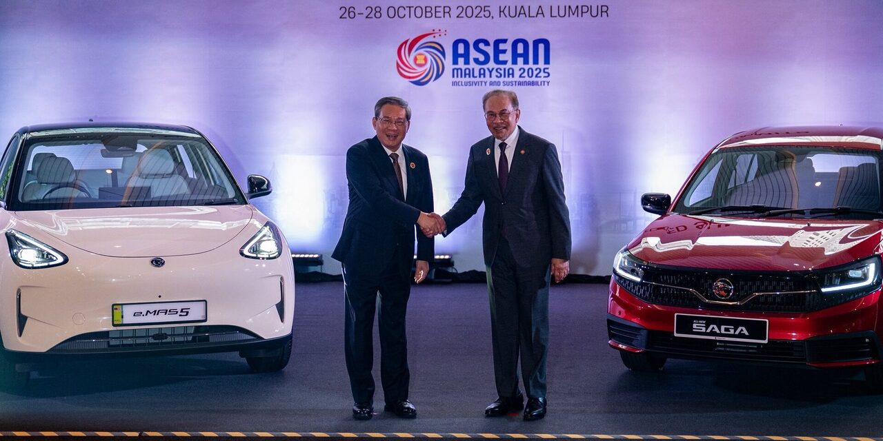 Sidang Kemuncak ASEAN: Anwar Ibrahim, Premier China Lihat Dua Model Baharu Proton