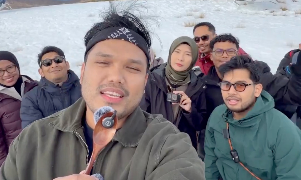 Kejutan Luar Biasa, Khairul Aming Sewa 3 Helikopter Bawa Pemenang Naik Puncak Gunung Main Salji