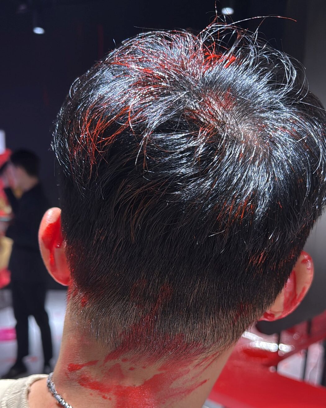 Lelaki Dari Singapura Terkejut Salun Diserang 'Bom Cat Merah' Semasa Potong Rambut