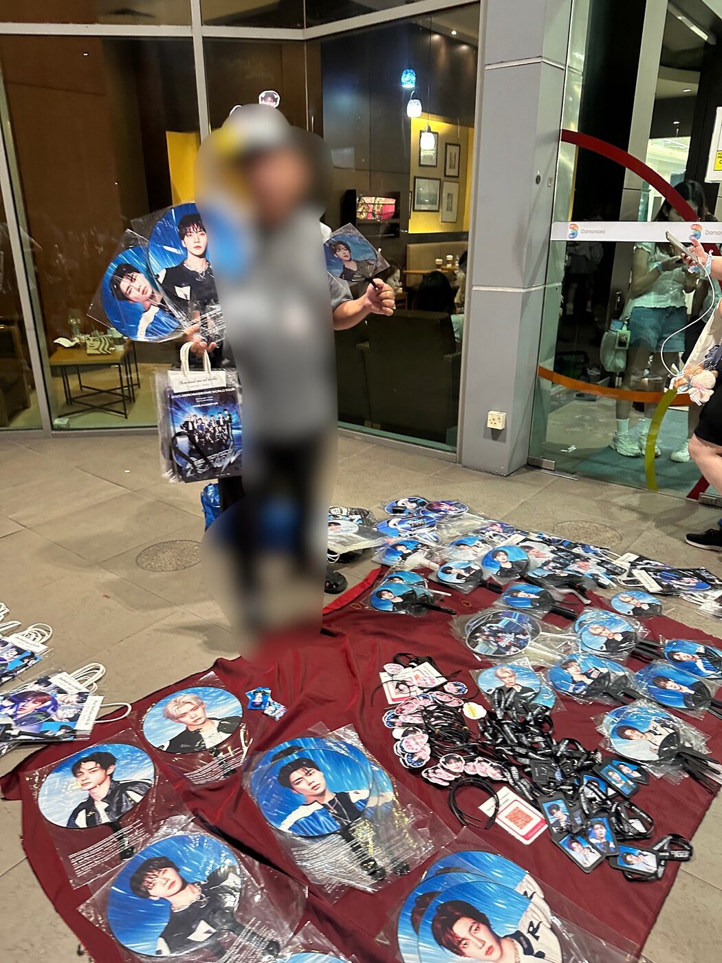 Individu Jepun Kritik ‘Low Standards’ Kepada Malaysia Hanya Sebab Duduk Atas Lantai Mall