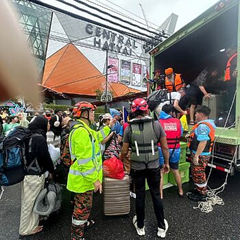 ‘Sanggup Tolong Warga Tempatan Juga’ - Rakyat Hatyai Kagum Dengan Kebaikan Pasukan Penyelamat Malaysia 4 ‘Sanggup Tolong Warga Tempatan Juga’ - Rakyat Hatyai Kagum Dengan Kebaikan Pasukan Penyelamat Malaysia