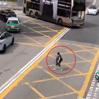 Netizen Rata Rata Puas Hati Polis Di Hong Kong Denda Warga Emas RM1,063 Kerana Tidak Guna Jejantas 3 Hong Kong