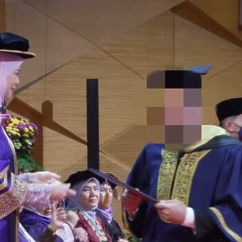 Netizen Kritik Graduan UiTM Selamba Minta Tengku Permaisuri Hajah Norashikin Untuk Pandang Kamera 2 'Insiden Seumpama Itu Tidak Sepatut Berlaku' – UiTM