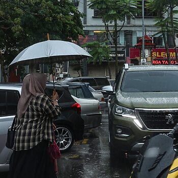 MET Malaysia Keluarkan Amaran Ribut Petir, Hujan Lebat Hingga 8 Pagi Ini