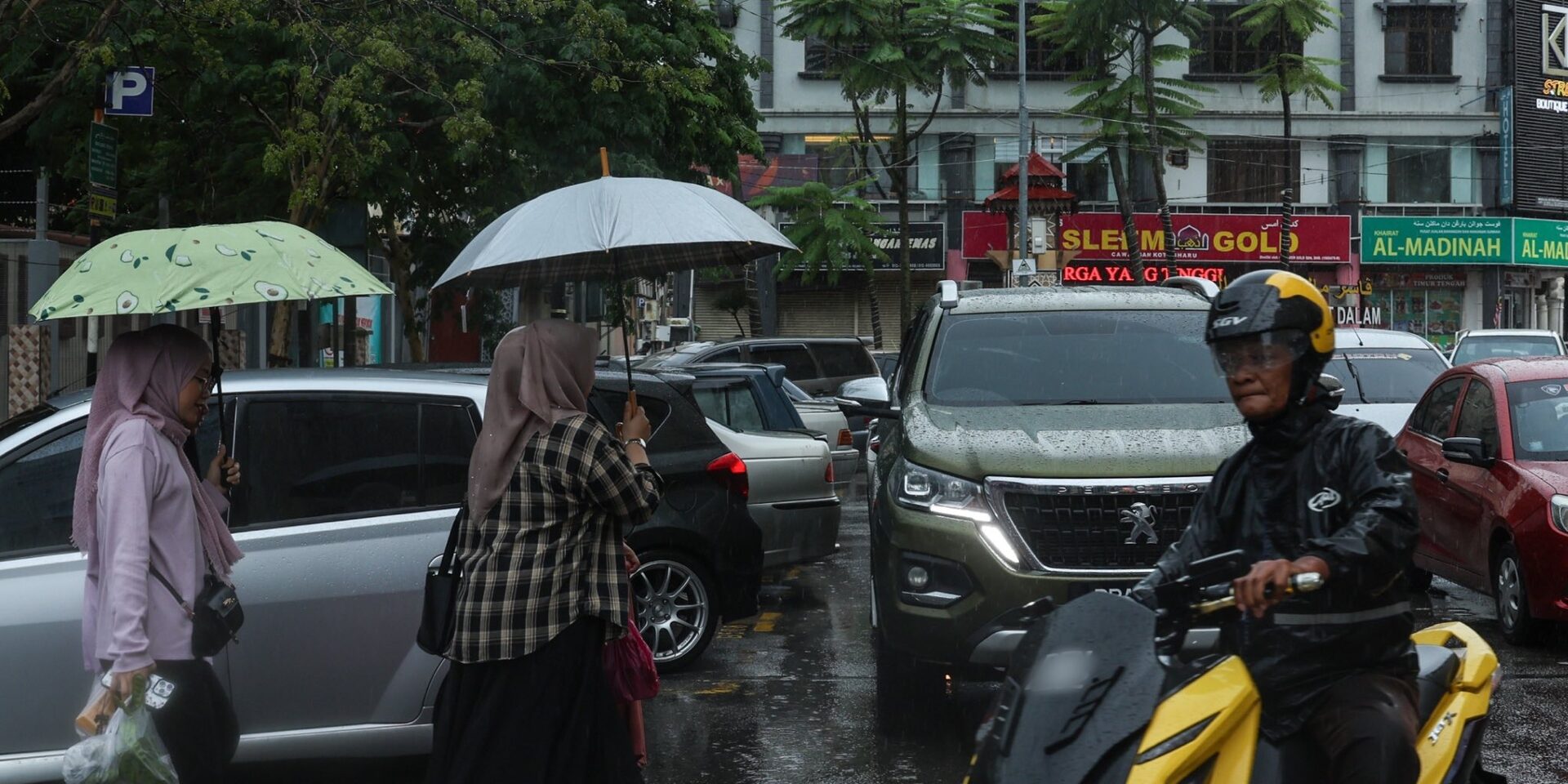 MET Malaysia Keluarkan Amaran Ribut Petir, Hujan Lebat Hingga 8 Pagi Ini
