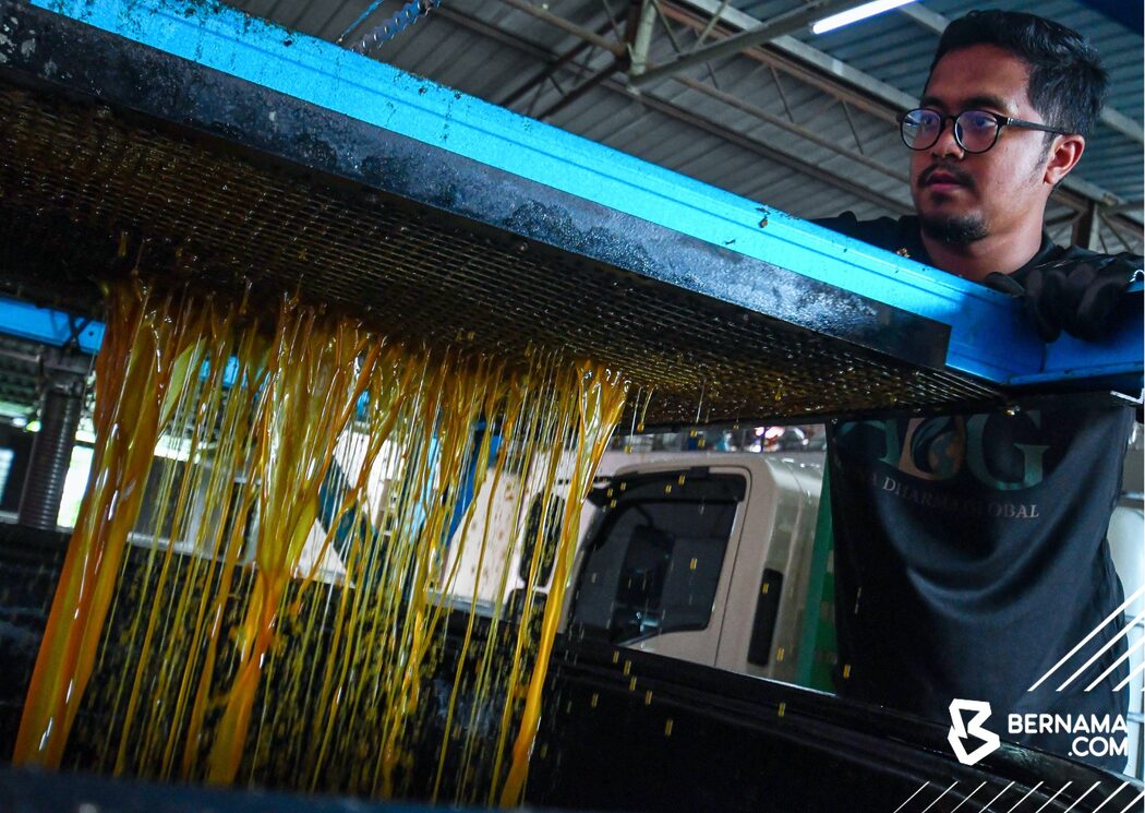 Dapat Tempahan Dari Amerika Syarikat, Dua Pemuda Kelantan Ini Cipta Bahan Api Kapal Terbang Daripada Sisa Minyak Masak