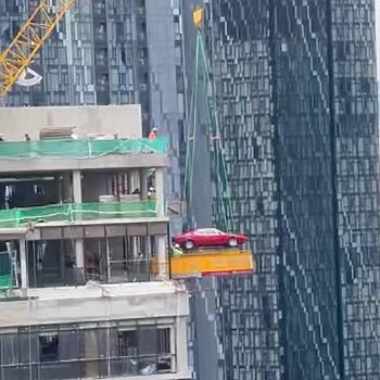 Pertama Di Malaysia, Kereta Ferrari Klasik Diangkat Masuk Dalam Rumah 4 Pertama Di Malaysia, Kereta Ferrari Klasik Diangkat Masuk Dalam Rumah