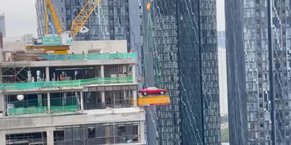 Pertama Di Malaysia, Kereta Ferrari Klasik Diangkat Masuk Dalam Rumah