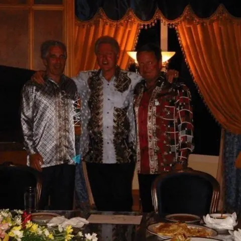 Tiba-Tiba Tak Mahu 'Claim'? Teka-Teki Batik Dipakai Oleh Figura Kontroversi Cetus Perang Komen Serantau