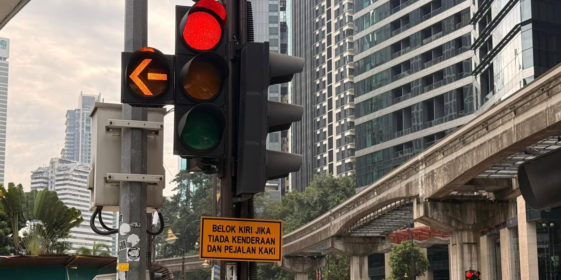DBKL Tegur Ramai Tak Cakna, Netizen Minta Besarkan Papan Tanda 'Belok Kiri Jika Tiada Kenderaan'