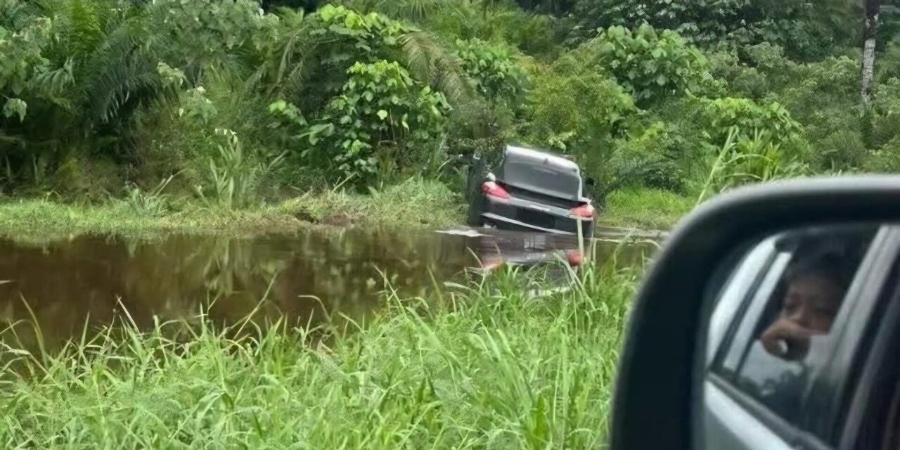 Porsche Terbabas Tebing Parit, Peniaga Cuba Ambil Telefon Terjatuh Bawah Kerusi