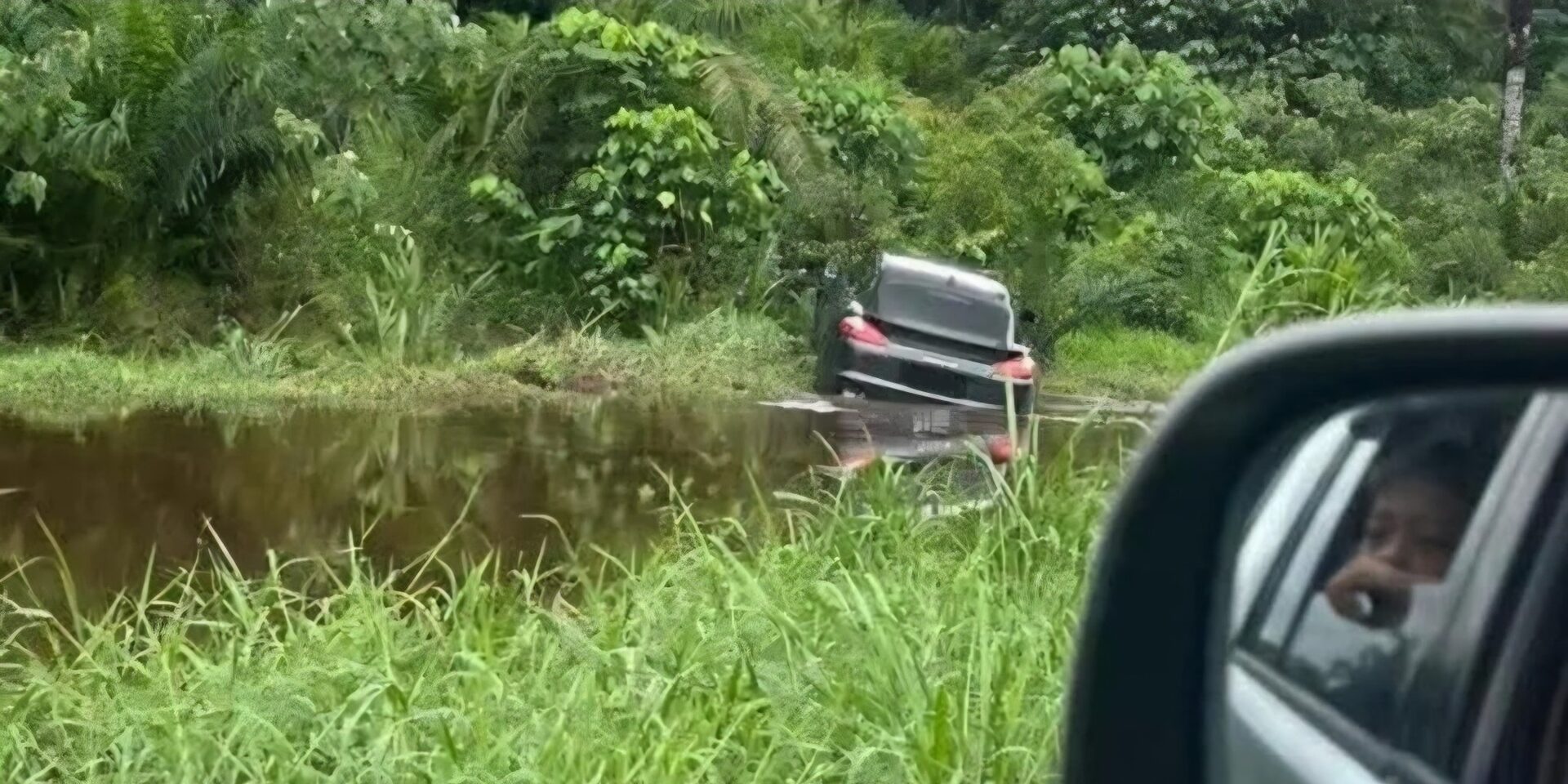 Porsche Terbabas Tebing Parit, Peniaga Cuba Ambil Telefon Terjatuh Bawah Kerusi